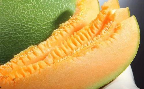 吃蜜瓜的照片,夏日甜蜜时光的定格