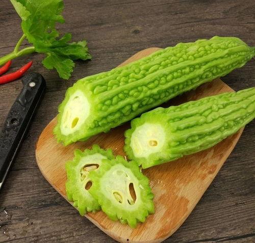 可爱的人吃瓜,可爱人物共度欢乐时光